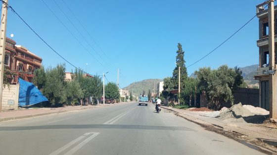 سنين وهاد الطريق تايصاوبو فيها!… طريق فم العنصر – إغرم لعلام تثير غضب مستعمليها وأصحاب المركبات والمحلات التجارية والساكنة يطالبون والي جهة بني ملال بالتدخل لتسريع أشغال التوسعة