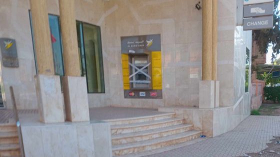 واش لي خسرات ماتاتصاوبش!… تعطل شباك بريد بنك بأولاد مبارك لأكثر من أسبوع يثير استياء الزبناء ويتسبب لهم في معاناة